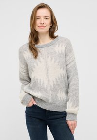 Jasnoszary sweter z geometrycznymi kremowymi wzorami, okrągłym dekoltem oraz ściągaczami przy mankietach i u dołu. Cecha to miękka, teksturowana dzianina.