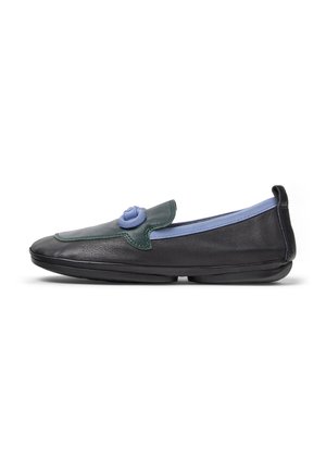 Stylischer schwarzer Slipper mit einer grünen und hellblauen Paneel sowie einer dekorativen blauen Rose auf dem Blatt, vor einem weißen Hintergrund.