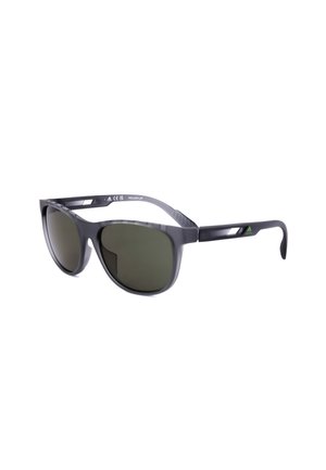 Occhiali da sole stile sportivo con montatura nera, lenti scure e logo Adidas sulla stanghetta su sfondo bianco.