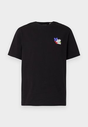 T-shirt noir à manches courtes avec col rond, avec un petit logo coloré "only and sons" représentant une fleur bleue sur la partie supérieure gauche de la poitrine.