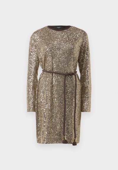 Zelta, piešūta kleita ar garām piedurknēm, apaļu kakla izgriezumu, kontrastējošu brūnu jostu viduklī, ar bārkstīm uz jostas galiem, gluda tekstūra.