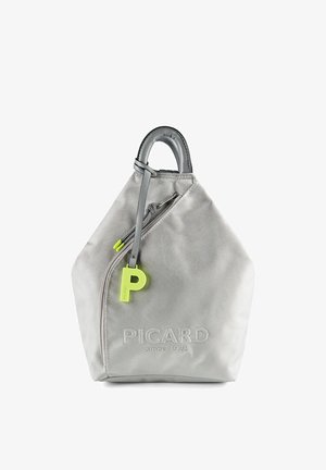 Sac à main texturé gris avec une poignée supérieure, une fermeture éclair diagonale et un charm "P" vert citron, embossé de "PICARD depuis 1928" sur le tissu.
