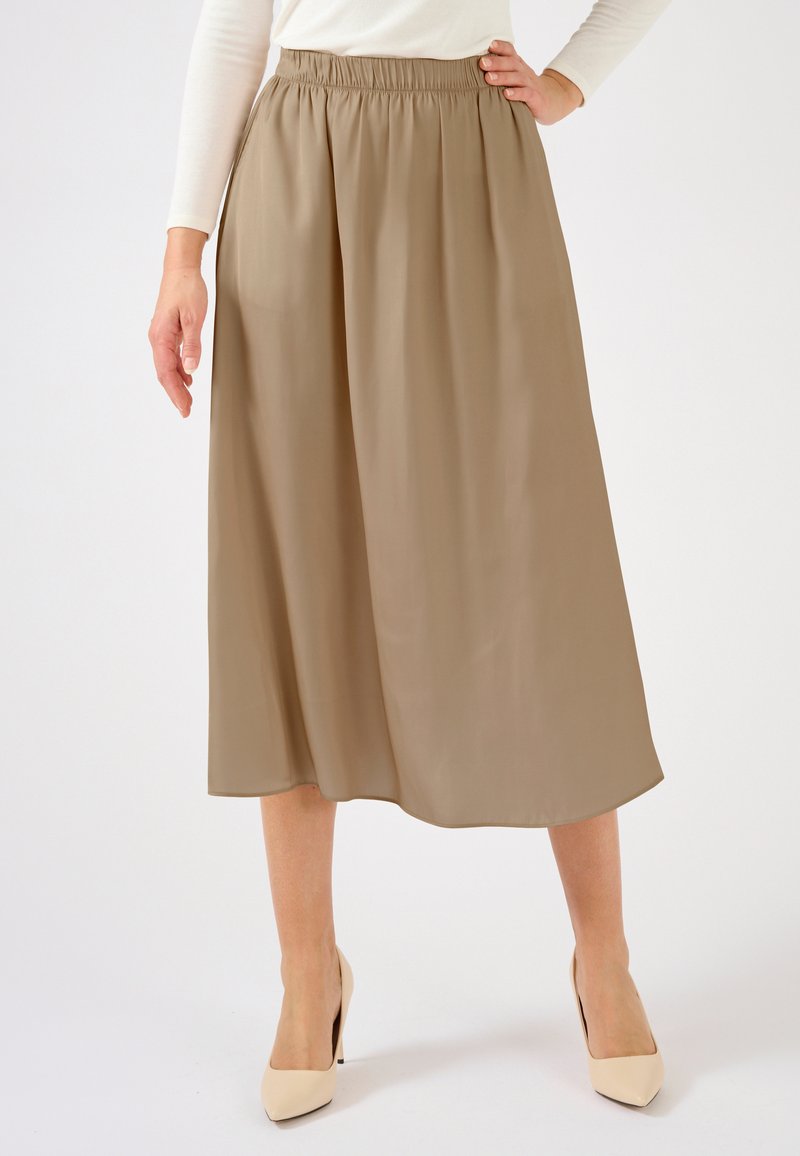 Beige, vloeiende midi-rok met een elastische tailleband, gemaakt van lichtgewicht stof, met een zachte textuur en een geleidelijke zoomlijn.