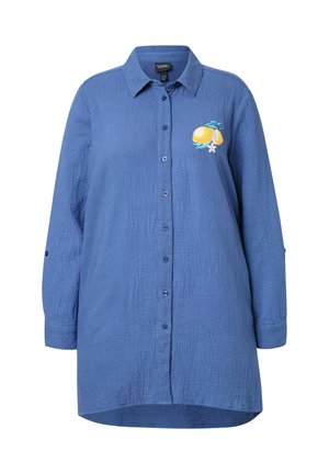 Blaues Hemd mit Knöpfen aus strukturiertem Stoff. Verfügt über eine Zitronen- und Blumenstickerei auf der Brust und hat einen lockeren, oversize Schnitt.
