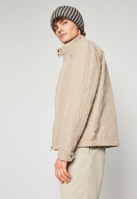 GANT QUILTED WINDCHEATER - Jachetă subțire - cold beige