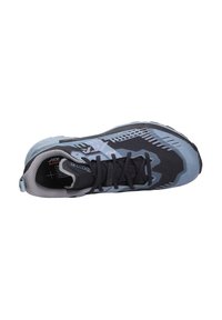 Schwarz-blaue Sportschuh mit einem synthetischen Obermaterial, strukturiertem Muster an der Seite, Schnürdesign und gepolstertem Zwischensohle.
