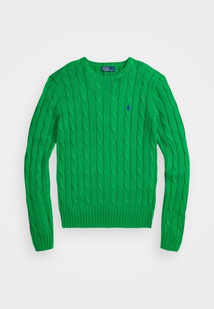 Pull en maille torsadée verte avec un col rond, des poignets et un ourlet côtelés. Présente un petit logo bleu sur la poitrine gauche.