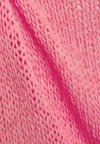 Gestrickter Stoff in leuchtendem Pink mit einer lockeren Maschenstruktur, bei der die Stiche sichtbar sind. Die Textur wirkt weich und leicht.