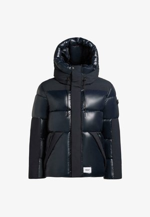 Marineblaue Steppjacke mit glänzender Oberfläche, ausgestattet mit einem hohen Kragen, einem Frontreißverschluss und schrägen Taschen. Gepolstertes Design mit kontrastierenden, strukturierten Einsätzen.