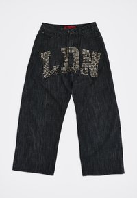 Μαύρα τζιν με φαρδιά παντελόνια και μεταλλικές τρουκς που σχηματίζουν το "LDN" μπροστά, με κόκκινη ετικέτα μέσα στην μέση.