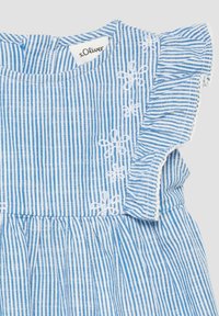 Gestreiftes blaues Kleid mit Rüschensäumen, auf der linken Seite mit weißer Blumenstickerei verziert. Der Stoff wirkt leicht und strukturiert.