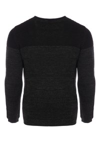 Pullover di maglia scura con un motivo testurizzato. Presenta maniche lunghe e un collo rotondo, mescolando tonalità di nero e grigio scuro.