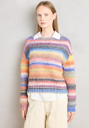 Multikleurige gebreide trui met horizontale strepen in tinten roze, blauw, geel en grijs. Ronde hals en geribbelde manchetten.