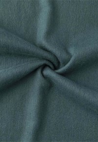 Tessuto morbido e opaco con una superficie testurizzata di un colore teal tenue, che presenta una leggera lucentezza e pieghe che creano profondità nel suo aspetto.