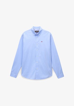 Lichtblauw overhemd met lange mouwen en een button-down kraag, met een klein geborduurd vlaglogo en contrasterende knopen op een gladde stof.