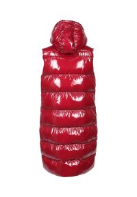 Czerwona błyszcząca pikowana kamizelka bez rękawów z kapturem, pokazana z tyłu, na białym tle.