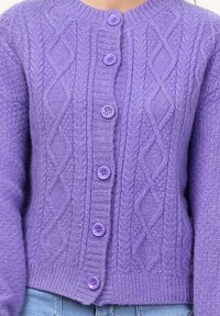 Cardigan en tricot violet avec un motif texturé, un design de câble diagonal, un col rond et six boutons violets assortis à l'avant.