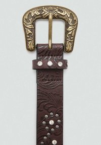 Rjav usnjen pas z okrasno medeninasto sponko, z vrezanim cvetličnim vzorcem in okrašen s srebrnimi zakovci ter kristali vzdolž traku.