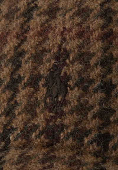 Țesătură din lână de culoare maro cu un model texturat de tricot; prezintă un logo brodat cu un cal întunecat într-o culoare contrastantă pe suprafață.