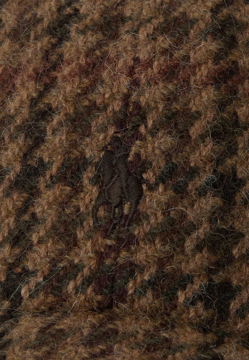 Braunes Wollmischgewebe mit einem strukturierten Strickmuster; auf der Oberfläche befindet sich ein gesticktes Logo eines dunklen Pferdes in einer kontrastierenden Farbe.