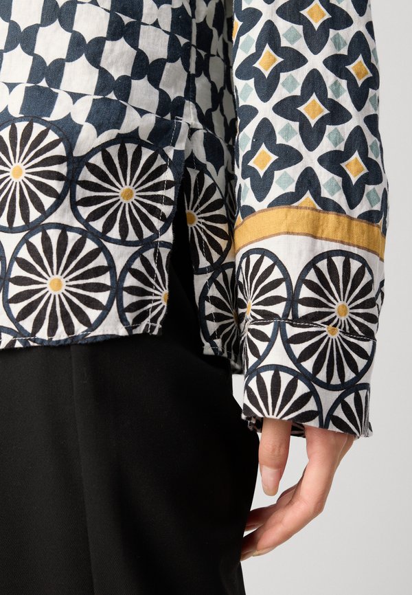 BLOUSE SHIRT COLLAR BUTTONED SLITS AT SIDE LONG SLEEVE PRINT - Button-down blouse4