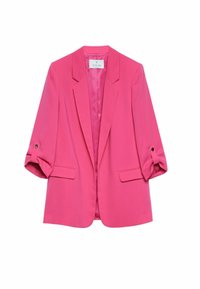 Blazer ajustado de un brillante color rosa, con las mangas arremangadas y sujetas por tablas abotonadas, además de bolsillos con solapa en ambos lados.