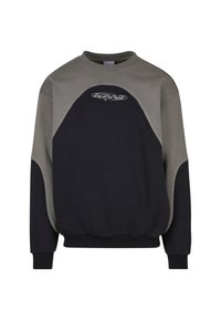 Sudadera de algodón con un diseño a bloques de color en gris y negro, con cuello redondo y detalle de logotipo en el pecho. Puños y dobladillo de canalé.