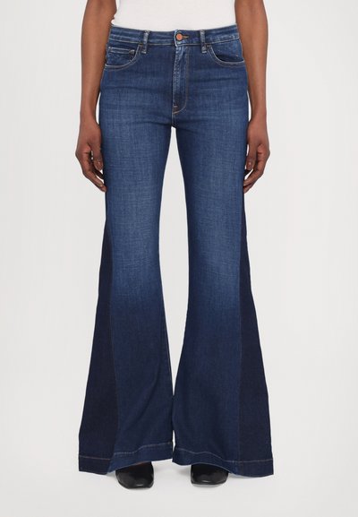 Jean flare en denim avec un délavage bleu foncé, taille mi-haute, panneaux latéraux contrastants, design à cinq poches et accents de coutures subtils.