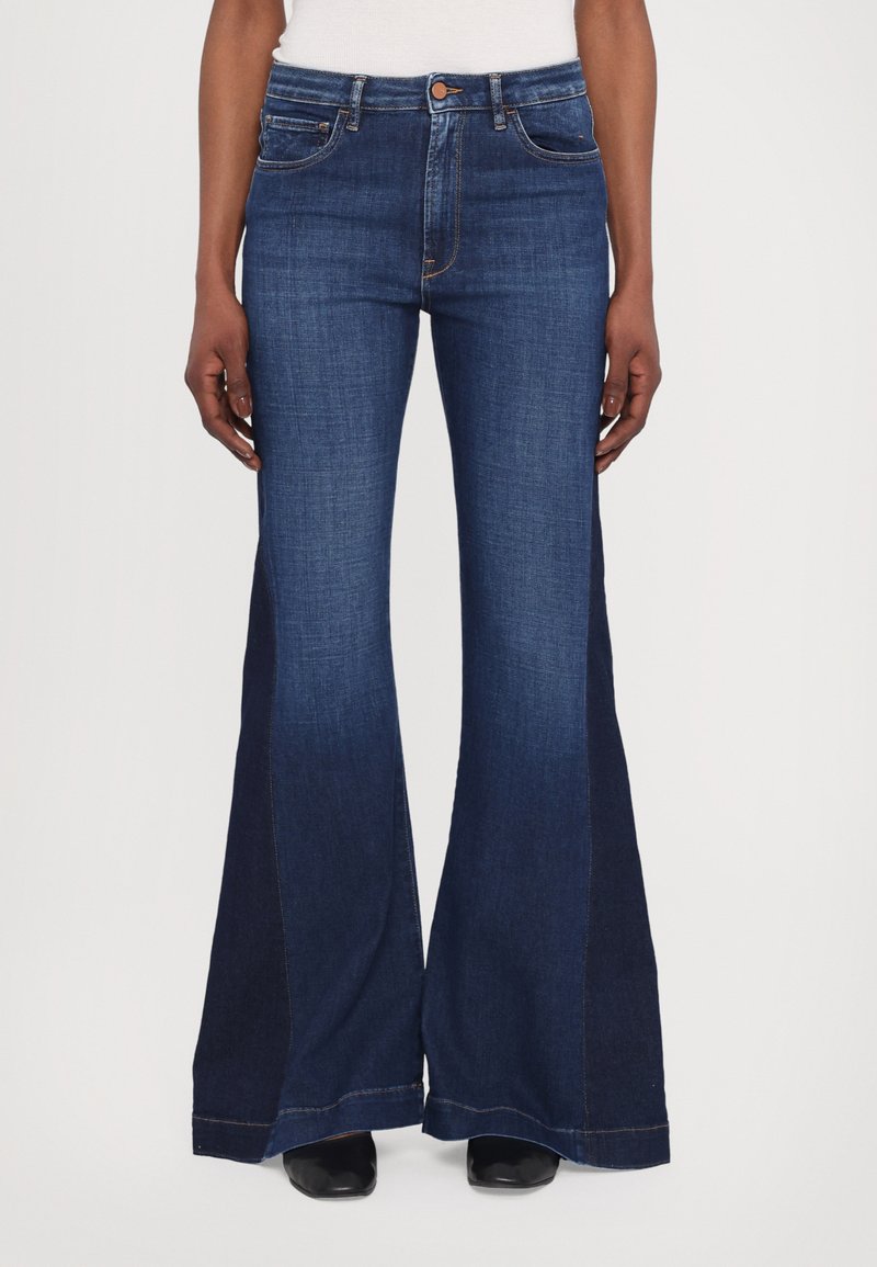Denim flare jeans met een donkerblauwe wassing, middelhoge taille, contrasterende zijpanelen, vijf zakken ontwerp en subtiele stikaccenten.