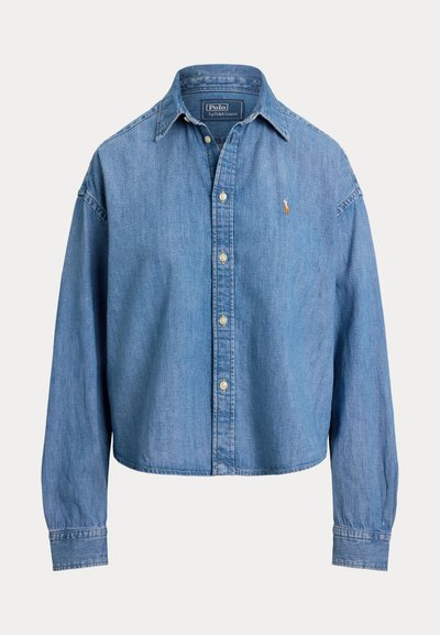 Blauw denim overhemd met lange mouwen, knopen, kraag en klein geborduurd Polo Ralph Lauren-logo op de linkerborst.