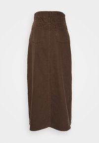 Jupe midi en denim marron taille haute avec deux poches arrière, détails de couture, et ourlet brut sur un fond blanc uni.