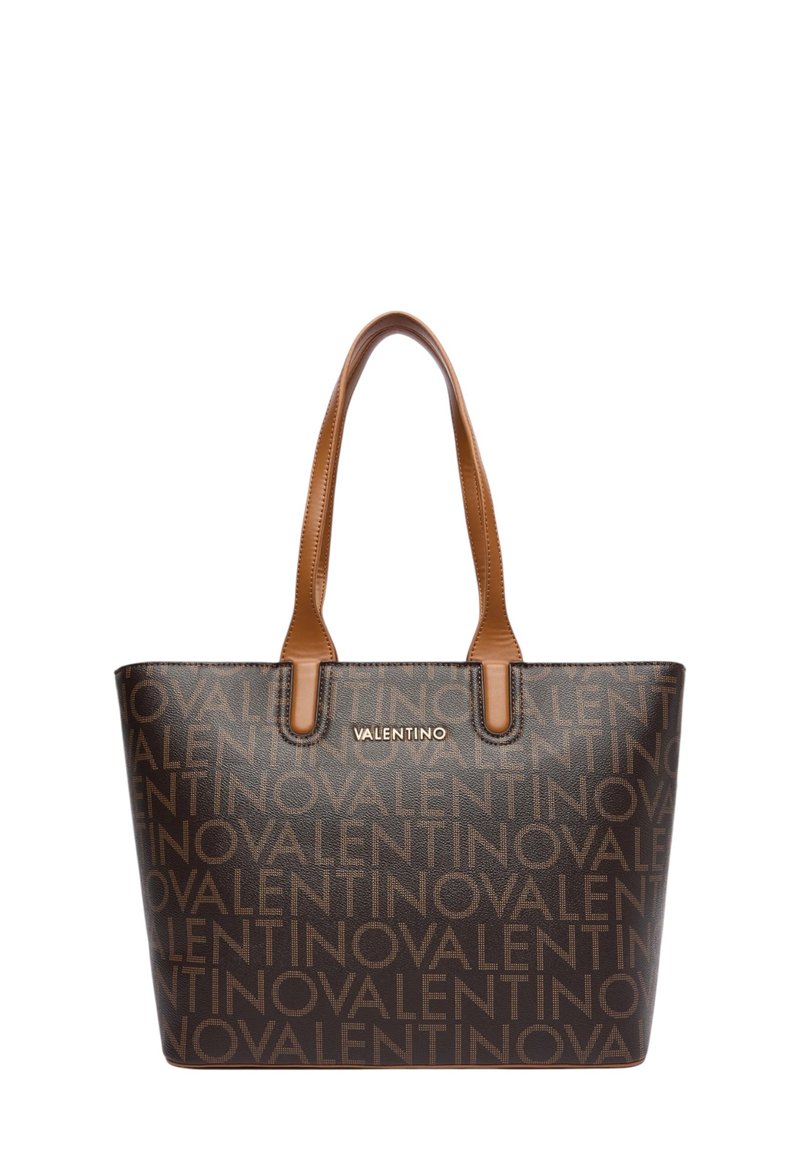 Brun tote taske lavet af syntetisk materiale, med et gentaget logo mønster i lys brun, og kontrasterende tan håndtag og trim.