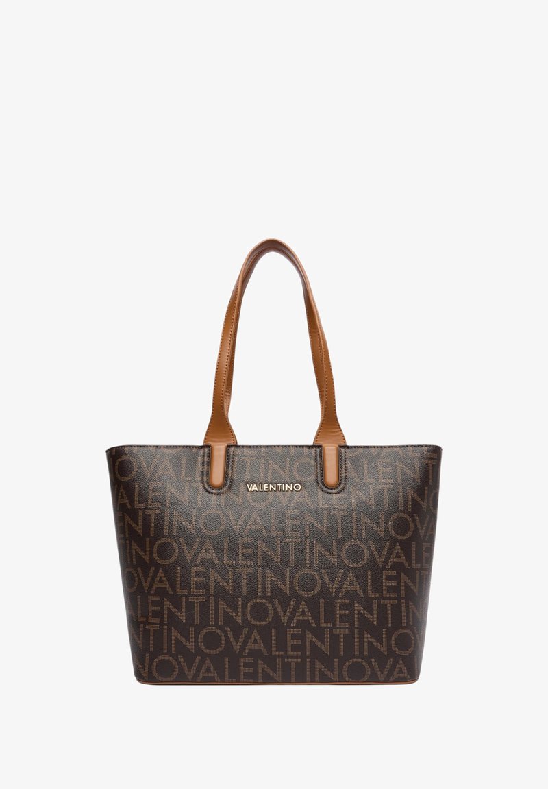 Brun tote taske lavet af syntetisk materiale, med et gentaget logo mønster i lys brun, og kontrasterende tan håndtag og trim.