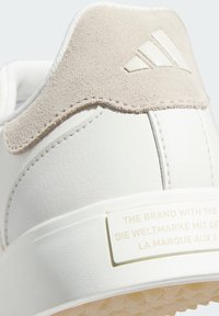 adidas Performance RETROCROSS 24 SPIKELESS - Golf shoes - chalk white beige orbit gre