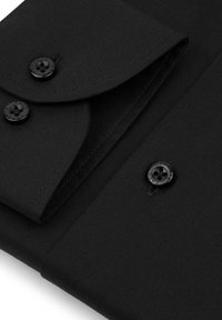 Czarna koszula zapinana na guziki z teksturowanej tkaniny, z wywiniętym kołnierzykiem i dwoma czarnymi guzikami na listwie, w starannie złożonym fasonie.