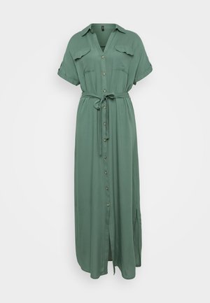 Rochie maxi verde cu mâneci scurte, cu deschidere în față cu nasturi, două buzunare pe piept și o curea asortată, fabricată dintr-un material moale și fluid.