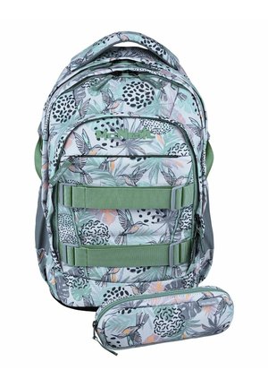 Zaino e astuccio abbinato con cinturini verdi e motivo pastello di uccelli e foglie su sfondo chiaro.