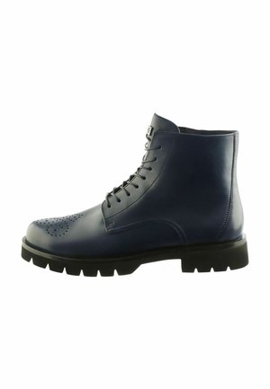 Bottines en cuir bleu marine avec perforations brogue, semelle à crampons en caoutchouc noir et fermeture à lacets.