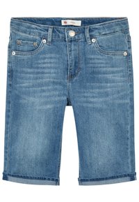 Pantalones cortos de mezclilla en azul claro, con un diseño clásico de cinco bolsillos, dobladillos enrollados y sutiles patrones de desgastado en la tela.