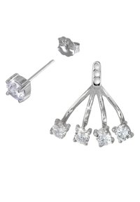 Boucles d'oreilles en argent comprenant un seul clou et un pendentif avec quatre gemmes transparentes en grappe, chacune maintenue dans un sertissage à griffes.