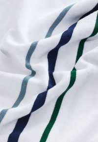 Tessuto di cotone lavorato a maglia con base bianca e strisce orizzontali in turchese, blu navy e verde. Texture morbida con un aspetto leggermente elasticizzato.