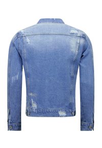 Leren spijkerjack in lichtblauw met een versleten uitstraling. Heeft lange mouwen, een kraag en knoopmanchetten. De achterkant heeft zichtbare stiksels en scheuren.