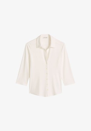 Witte lange mouwen blouse met kraag, zeven knopen aan de voorkant en een licht gebogen zoom, afgebeeld op een effen witte achtergrond.