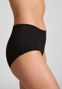 Zwart katoenen slipje met hoge taille, naadloos ontwerp en zachte textuur. Voorzien van een gladde tailleband en afgeronde beenopeningen.