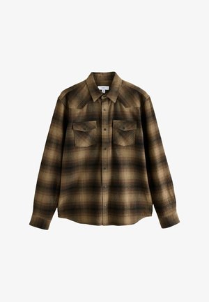 Camicia a maniche lunghe marrone e nera a quadri con chiusura a bottoni, colletto a punta e due taschini con bottone sul petto.
