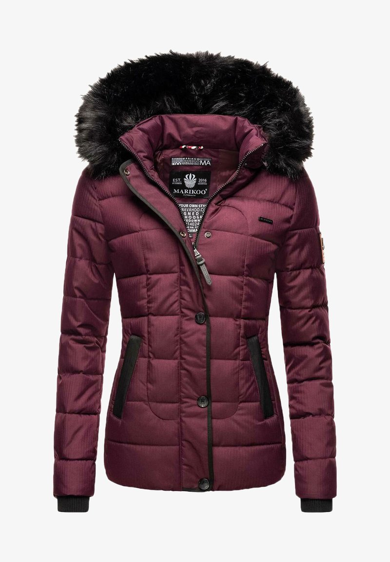 Burgundijas pufēta jaka ar mākslīgā kažoka kapuci, rāvējslēdzēja priekšpusi, izšūtu dizainu, melniem akcentiem un sānu kabatām. Ir logotips uz piedurknes.