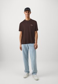 Guess Jeans AMERICAN  - Nyomott mintás póló - regal brown
