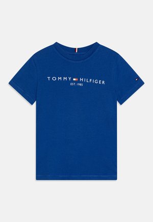 T-shirt bleu à manches courtes Tommy Hilfiger avec col rond, logo et emblème de drapeau avec le texte "TOMMY HILFIGER EST. 1985" sur le devant et petit drapeau sur la manche.