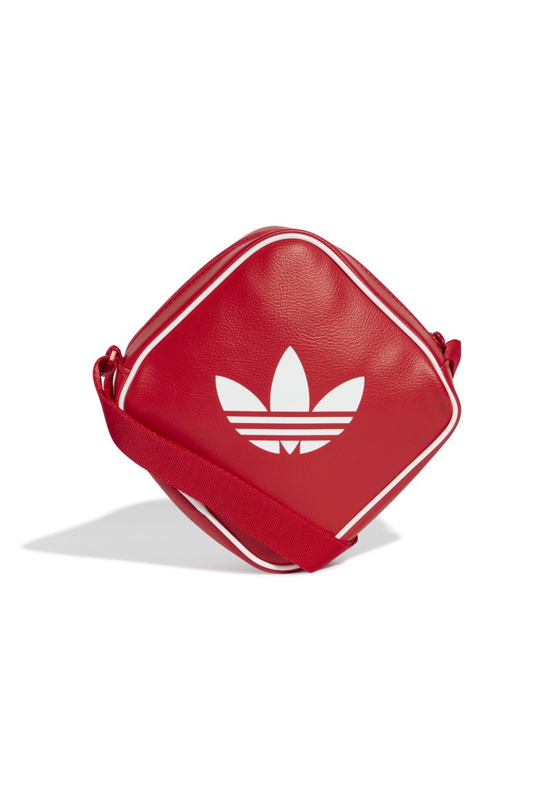 Borsa a tracolla rossa in pelle con accenti bianchi e logo. Forma a diamante, chiusura con zip, tracolla regolabile. Texture liscia, design sportivo.