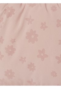 Hellrosa Stoff mit einem weichen, strukturierten Blumenmuster, das verschiedene Blumenformen gleichmäßig über die Oberfläche verteilt zeigt.